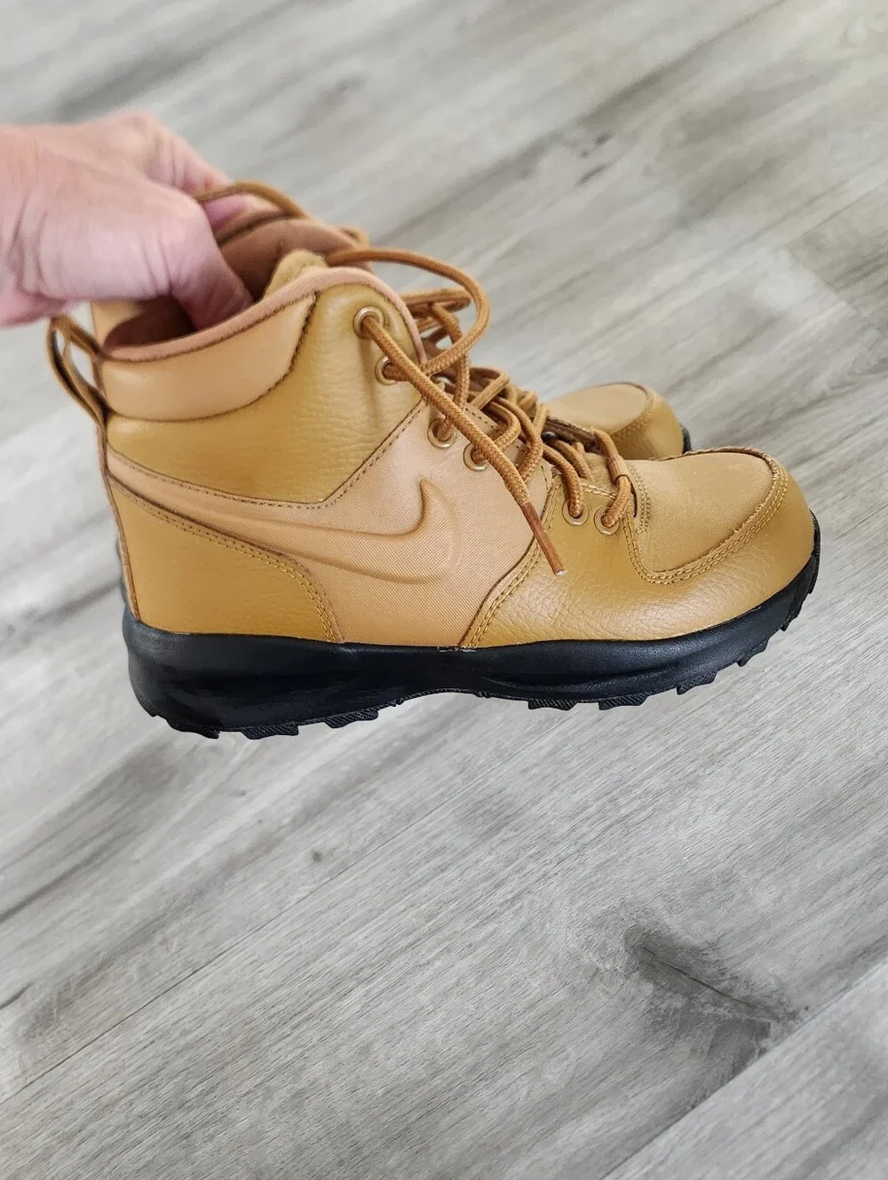 Nike Manoa LTR hiking boots Big Kids Size 4Y Wheat/black